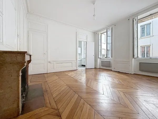 T2 DANS BEL IMMEUBLE ANCIEN
