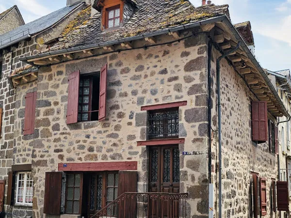 A vendre à Vic-sur-Cère, à 20 minutes d'Aurillac, Maison de village en pierre de type 7, à rénover.