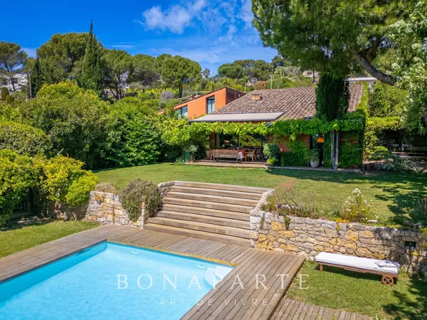 Le Cannet / Mougins Maison d'architecte avec vue dégagée jusqu'à la mer à l'atmosphère unique