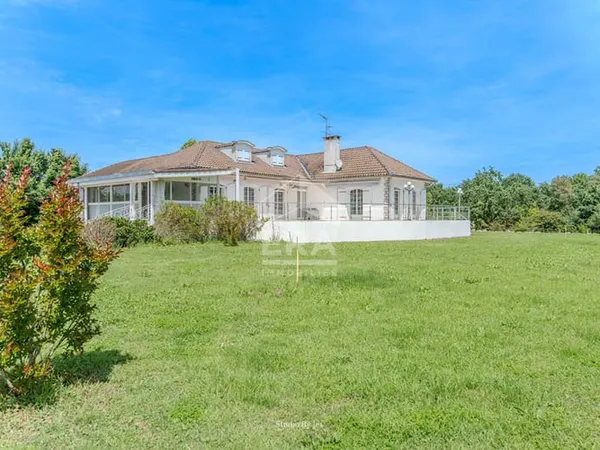Maison familiale sur un parc arboré