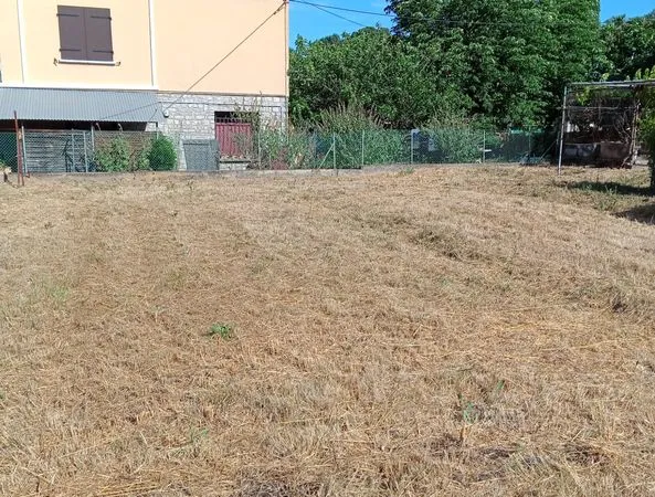 JOLI TERRAIN PLAT CONSTRUCTIBLE DE 217 m²