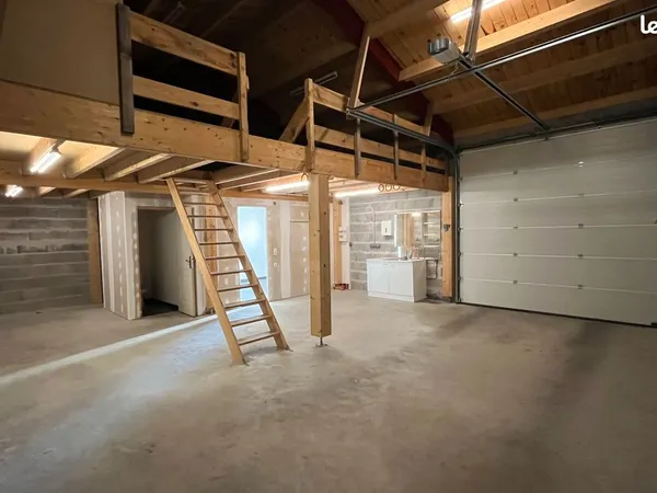 Local d'activité, stockage ou atelier de 75m2+mezzanine, plein centre, quartier résidentiel