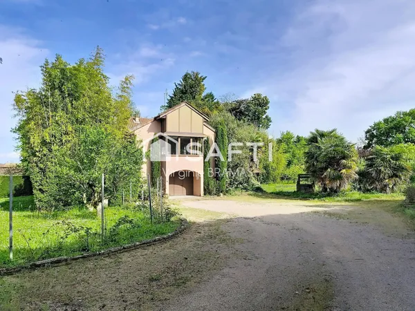 Maison avec sous-sol complet et grand terrain arboré