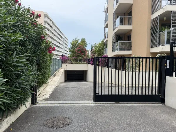 Place moto – Juan-les-Pins