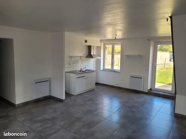 Je loue cette maison de ville de 4 pièces de 70 m² située à Flers. Non meublée, cette maison offre u