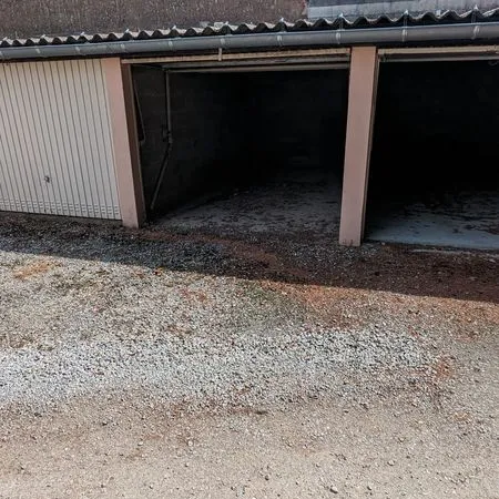 Garage box fermé et couvert
