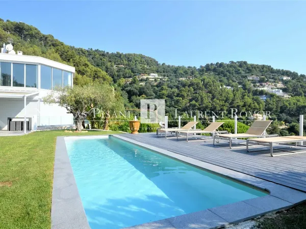 Villa contemporaine sur les hauteurs de Roquebrune Cap Martin