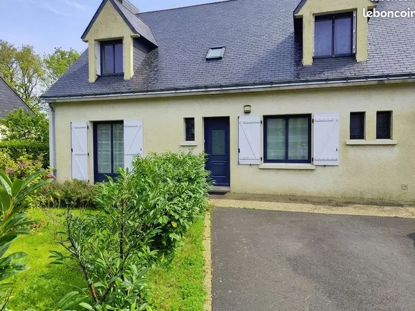 5 chambres + bureau • 140 m² • Garage • 100 m² d'annexes • Ligné centre • DPE C