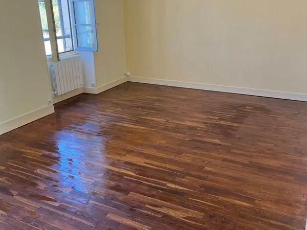Appartement T3 à louer de 62 m² situé au 1er étage de la mairie