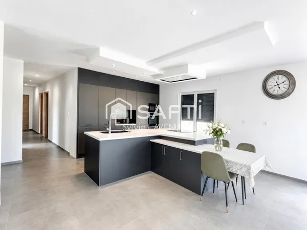 A VENIZEL 02, MAISON DE PLAIN PIED DE 140 M2 AVEC GARAGE SUR SON TERRAIN DE 1740 M2.