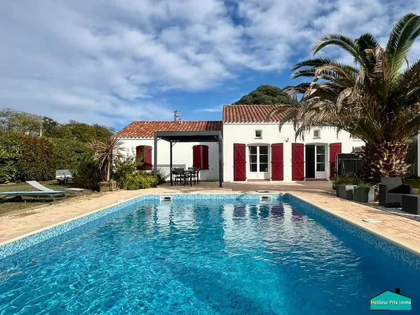 Maison familiale avec piscine carrelée et studio, offrant plusieurs possibilités de vie !