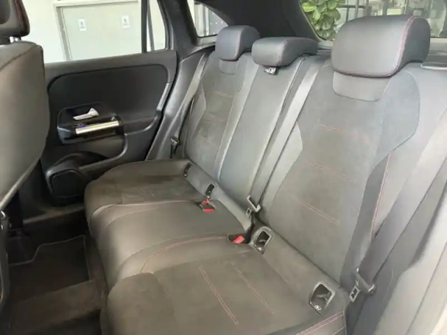 Mercedes Gla 200 d amg line — photo 11