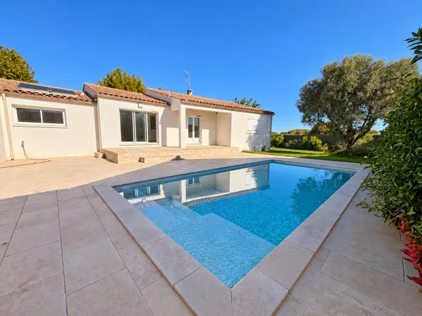 VILLA DE PLAIN-PIED DE 123 M2 AVEC PISCINE, POOL HOUSE ET GA