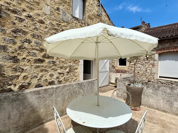 Le charme d'une maison en pierre avec terrasse