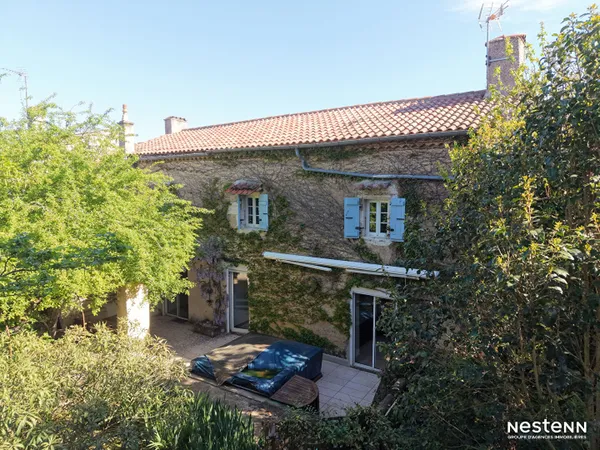 A Vendre Maison en pierre rénovée de 180 m² avec garage et jardin au centre de Valence-sur-Baïse