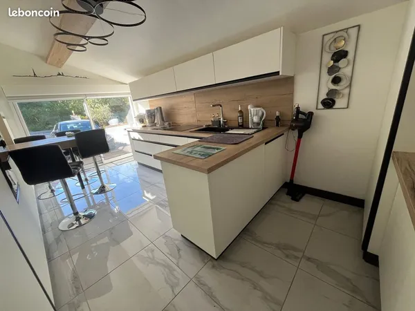 Maison récente de 137 m² avec piscine sur terrain de 2 254 m² - La Verdière