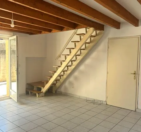Maison mitoyenne avec garage et terrasse