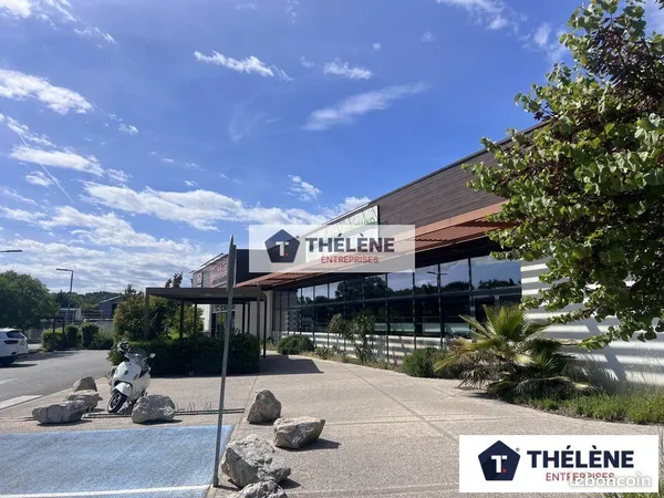 Local commercial 720 m² LE CRES
