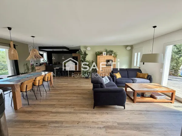 PAVILLON DE PLAIN PIED 4 CHAMBRES, BUREAU PISCINE ET GARAGES !