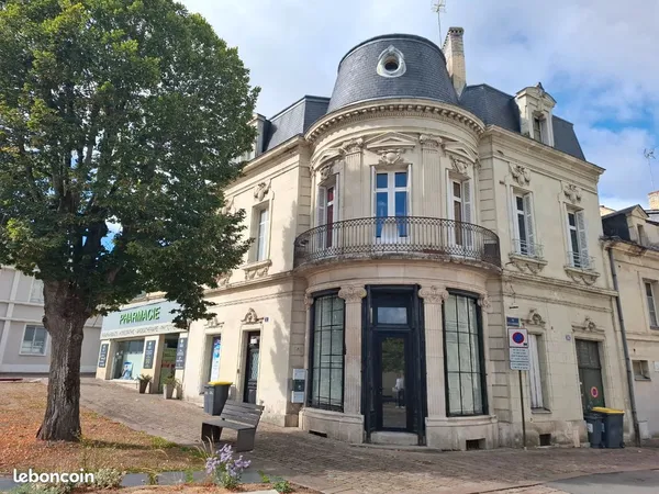 Très joli local commercial dans immeuble à l'architecture remarquable
