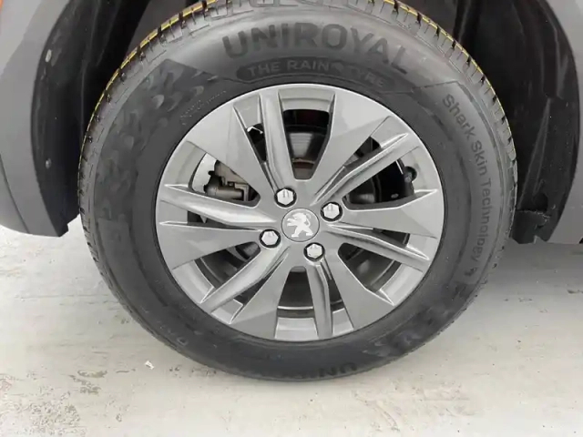 Peugeot 2008 electrique 136 ch — photo 19