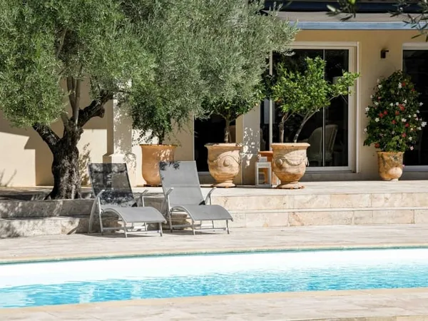Élégante propriété de plain-pied de 196 m² avec piscine