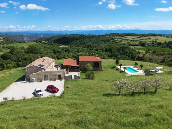 Propriété d'Exception Rénovée - 7.5 hectares - Étang privée - vue panoramique - Piscine - Source