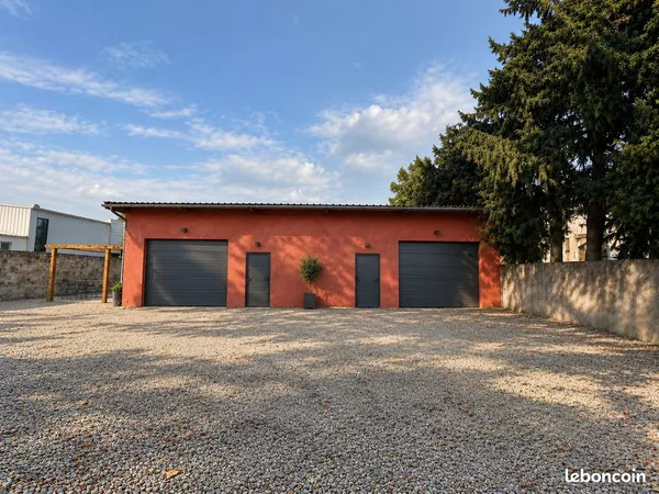 Entrepôt 120 m² avec parking clos et sécurisé - L'Isle-sur-la-Sorgue