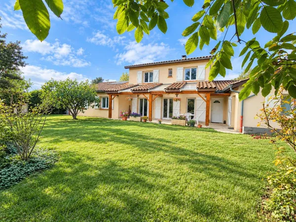 SAINT-DIDIER-DE-FORMANS - Maison indépendante de 180 m² avec deux logements