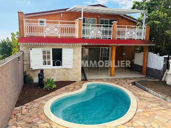 Local professionnel T5 de 183,75 m² avec piscine, terrasses et stationnements
