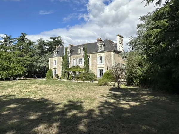 Près de Nantes, château du XIXème siècle avec ses nombreuses dép