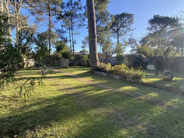 Vue BASSIN, Villa à rénover sur vaste jardin arboré