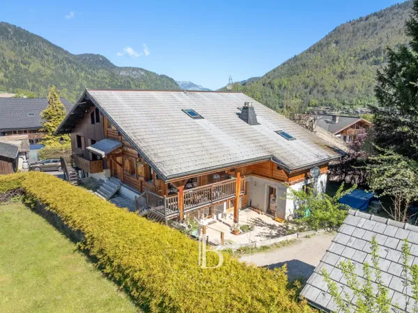 MORZINE - Ferme mitoyenne 5 chambres et 5 salles de bains, avec