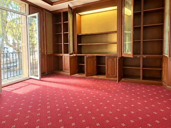 Local commercial 8 pièces 162 m²