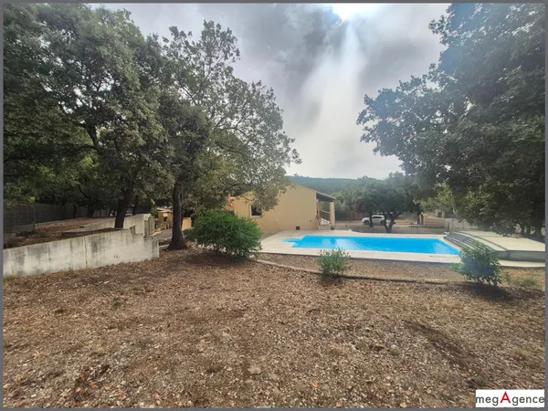 Villa lumineuse, piscine, avec un grand sous-sol