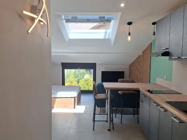 Beau studio neuf mansardé