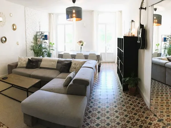 T3 de caractère 77 m² climatisé avec terrasse de 60 m² et garage indépendant de 60 m² - Centre de Vi