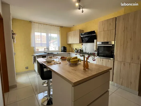 Maison familiale lumineuse de 215 m² habitables - Terrain clos et arboré de 5 ares environ