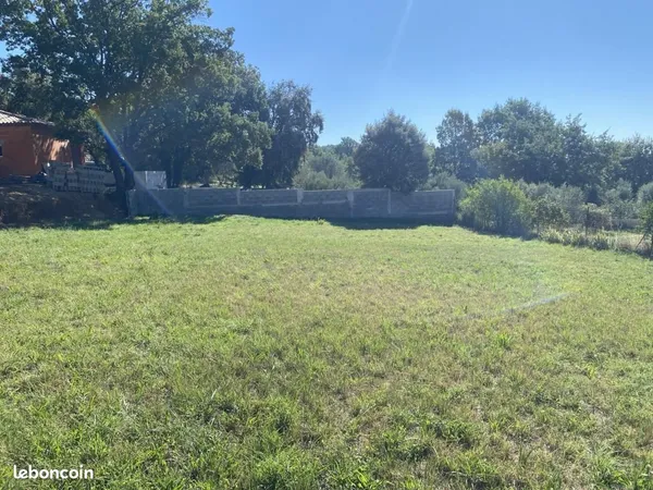 Terrain 700 m² Regusse