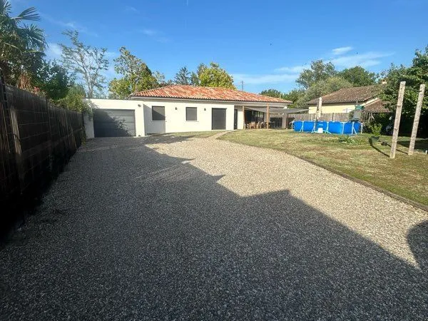 Maison contemporaine de plain-pied - 128 m² - terrain 899 m² - Gratentour