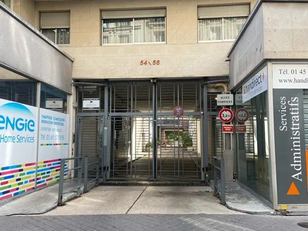 Place de parking à louer - Rue de la Folie-Regnault - Résidence sécurisée
