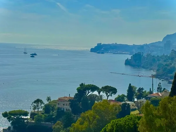 Roquebrune-Cap-Martin–Villa d’exception avec projet validé et vue mer, proche de Monaco