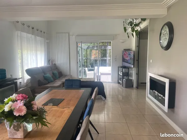 UNIVERSITE- Très grande chambre en meublé dans maison lumineuse avec jardin et terrasse en co-locati