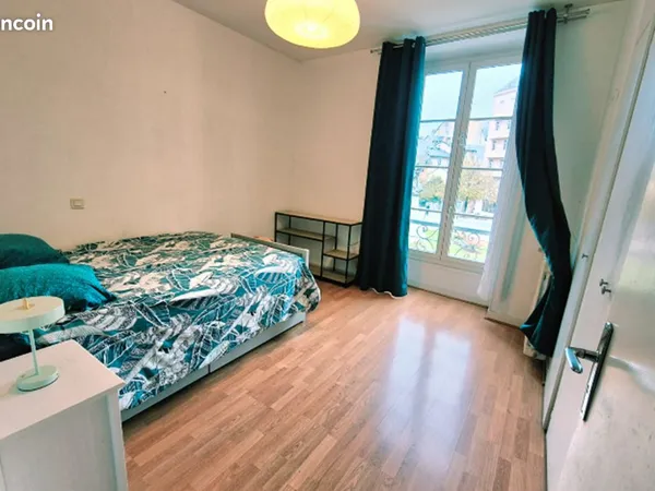 Grande chambre meublée dans appartement rénové au Curial