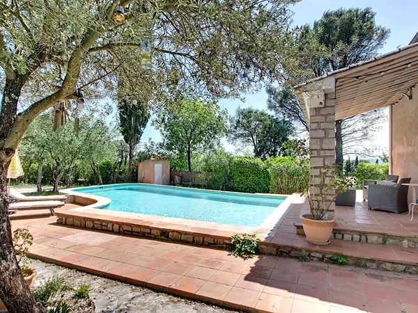 A VENDRE à LORGUES ! Maison de type T6 pièces de 144 m² + piscine + garage sur un terrain de 1692m²