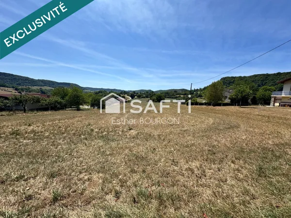 Terrain 28 ares constructibles, 1 hectare d'aisance, plat, calme, vue dégagée