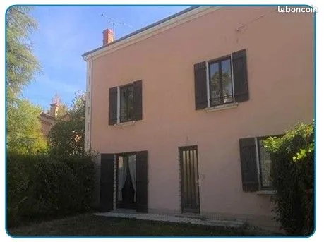 Maison de caractère 93 m², garage, cave et combles aménageables - Renaison centre