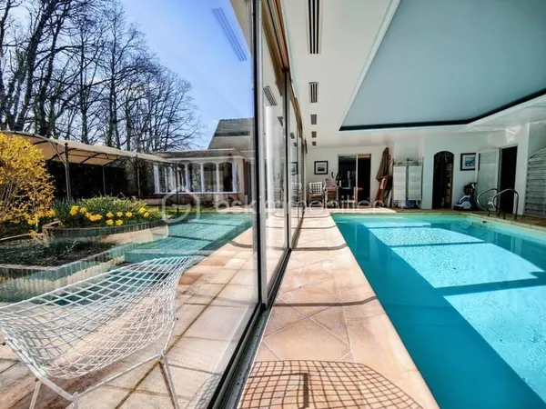 Au calme, grande maison familiale 6 ch av jardin clos arboré, terrasse et piscine couverte