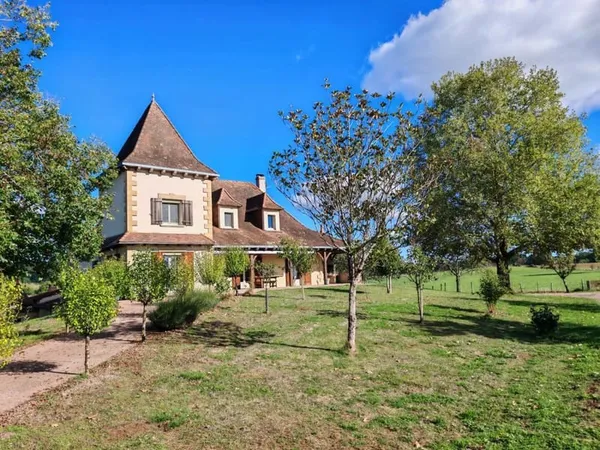 Maison de campagne et 1000m² de dépendances et 7,7 hectares de terrain