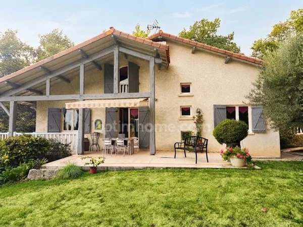 Très belle maison de campagne de 164 m² avec airial de chênes et piscine ?✨